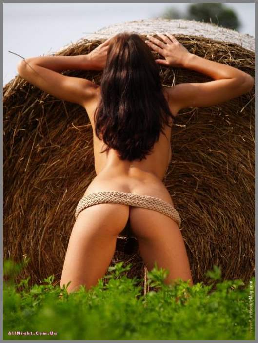 Наполненная откровениями фотосессия в поле с Gabriela Munzar