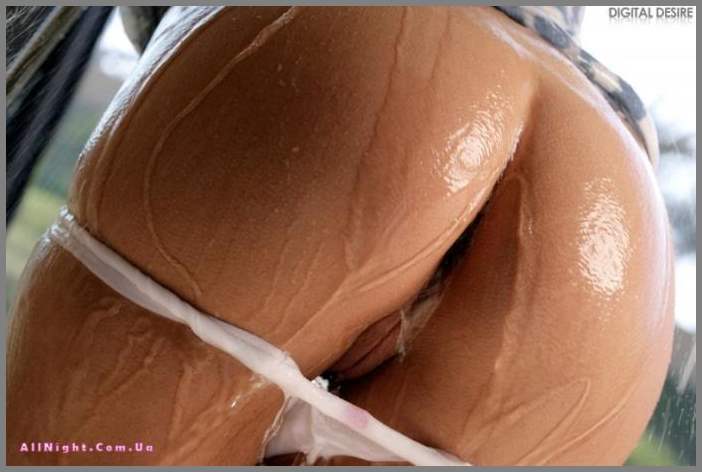 Интим в просторной душевой от незабываемой брюнетки Jaime Hammer