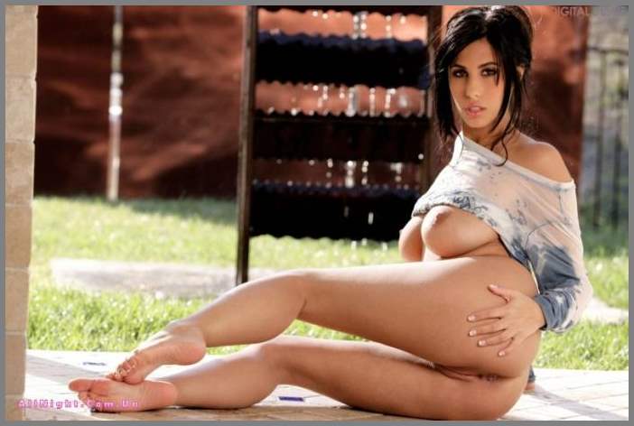 Интим в просторной душевой от незабываемой брюнетки Jaime Hammer