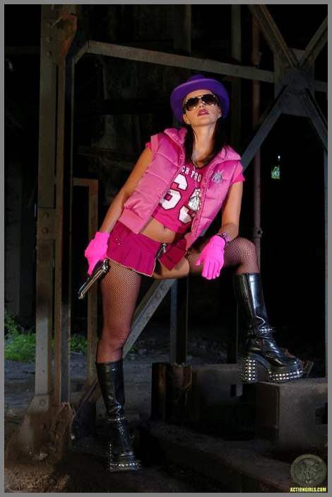 Вооруженная пистолетом бандитка Marketa Morgan