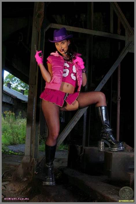 Вооруженная пистолетом бандитка Marketa Morgan