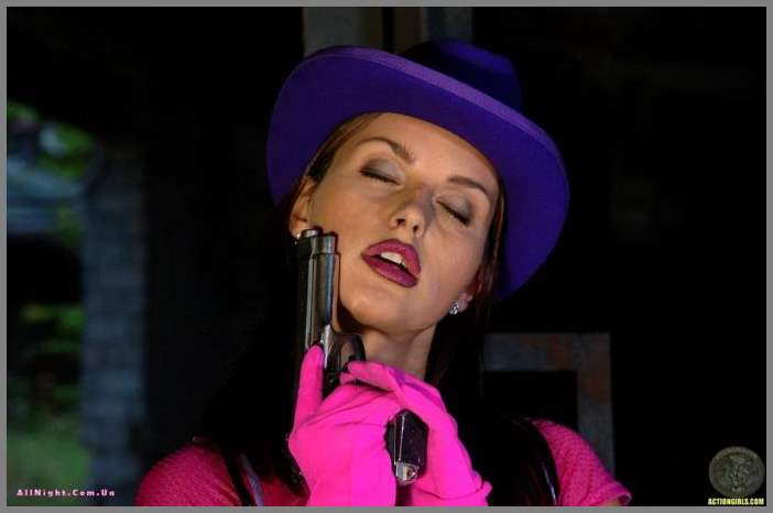 Вооруженная пистолетом бандитка Marketa Morgan