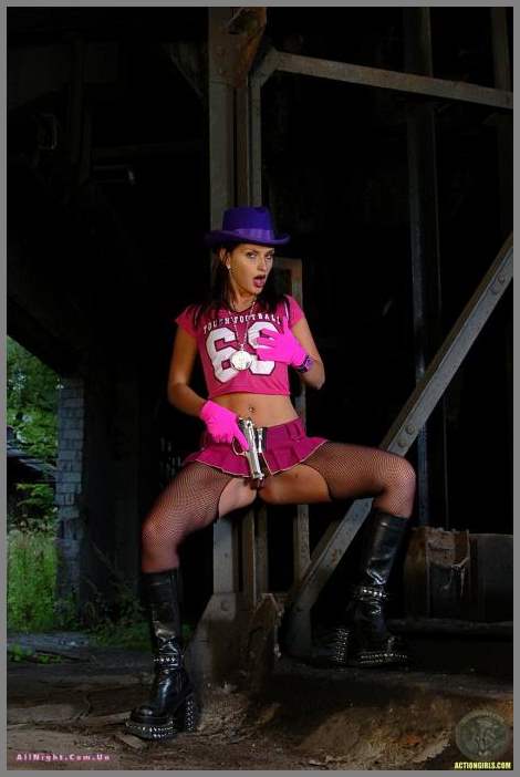 Вооруженная пистолетом бандитка Marketa Morgan