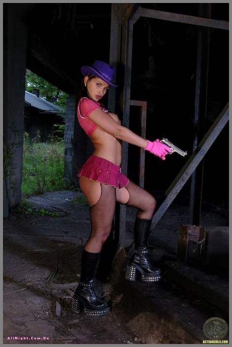 Вооруженная пистолетом бандитка Marketa Morgan