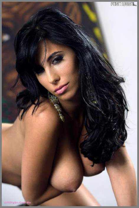 Jaime Hammer обнажилась на диване в городской арт галерее