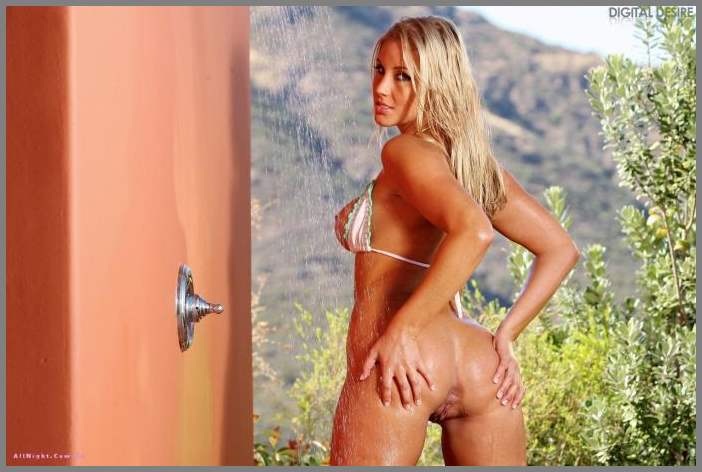 Летний душ с заводной Nikki Jayne