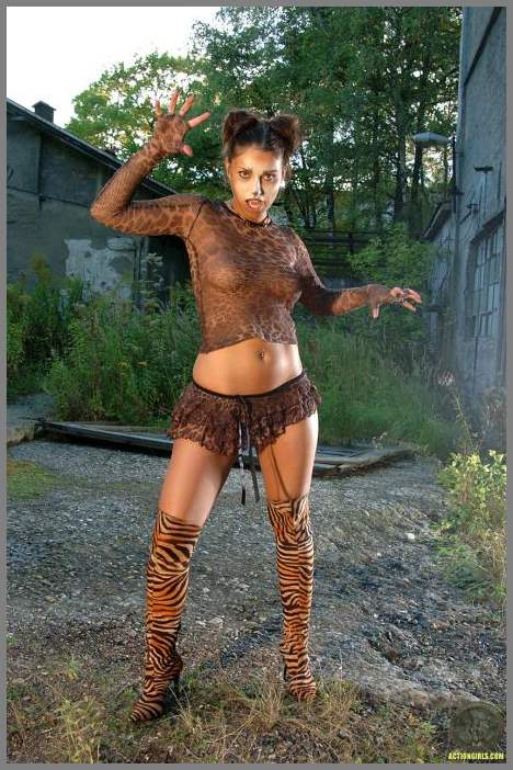 Заигравшаяся в образе кошечки Marketa Morgan