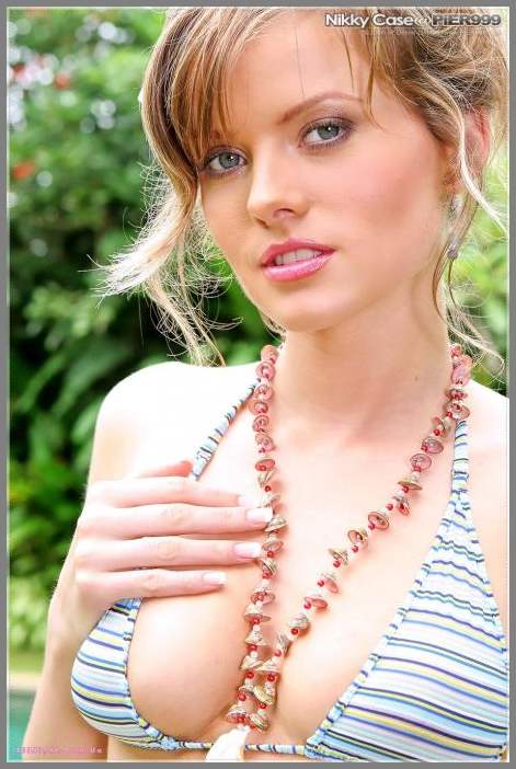 Nikky Case в откровенном купальнике