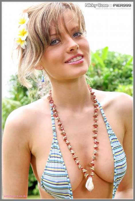 Nikky Case в откровенном купальнике
