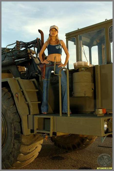 Интим Heather Sims на строительном бульдозере
