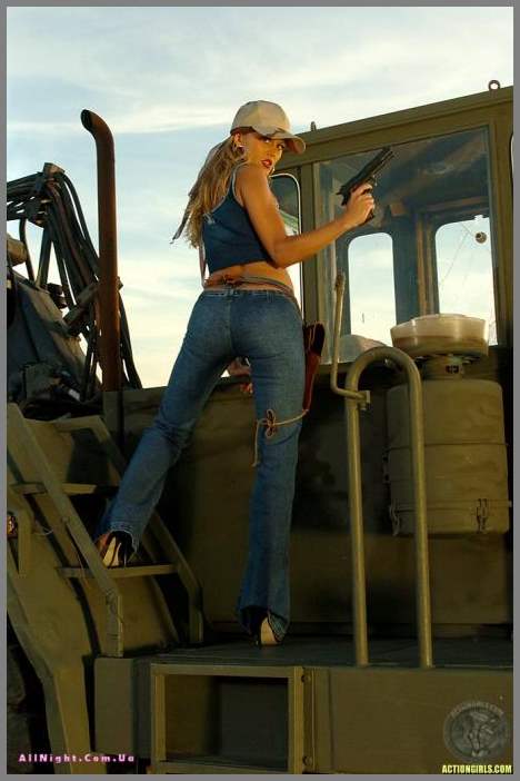 Интим Heather Sims на строительном бульдозере