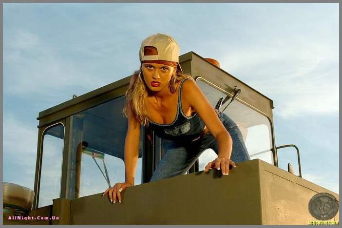 Интим Heather Sims на строительном бульдозере