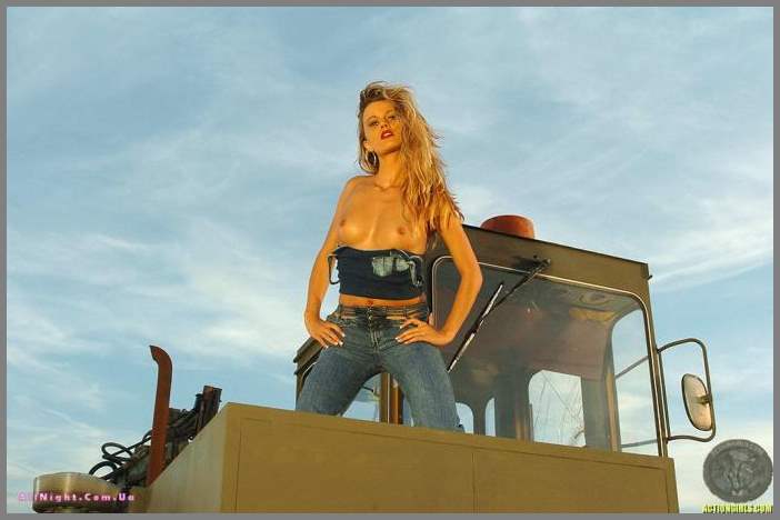 Интим Heather Sims на строительном бульдозере