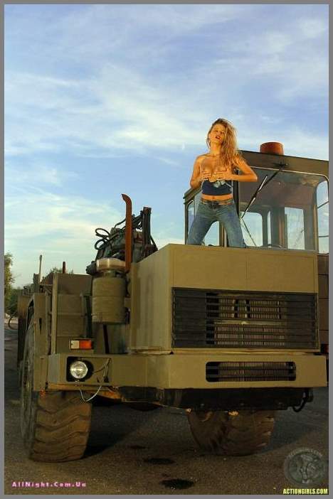 Интим Heather Sims на строительном бульдозере