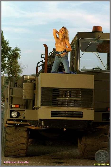 Интим Heather Sims на строительном бульдозере
