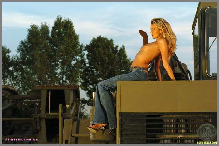 Интим Heather Sims на строительном бульдозере