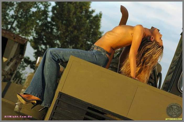 Интим Heather Sims на строительном бульдозере