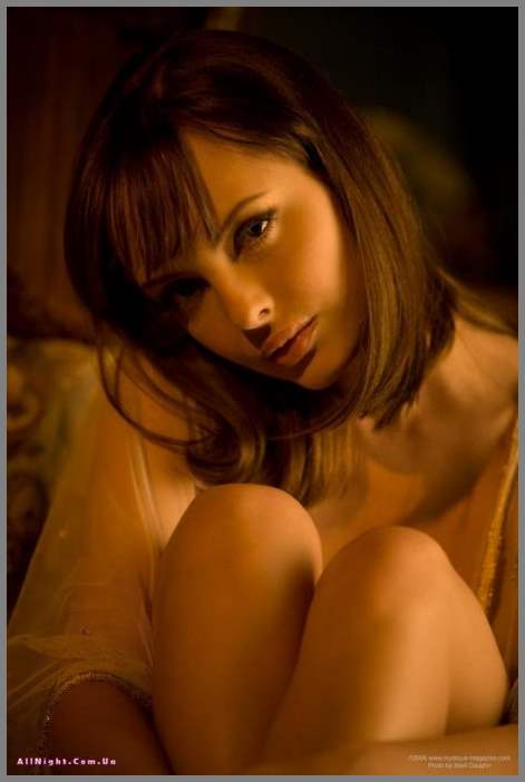 Aurora обнажилась в атмосфере таинственности