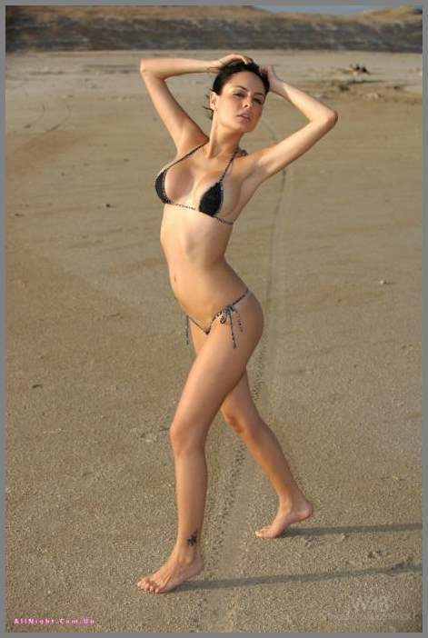 Обделанную шалаву выкинули в пустыне