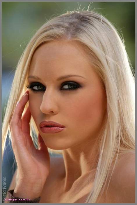 Блондинка Brea Bennet засветилась в красивом обнажении