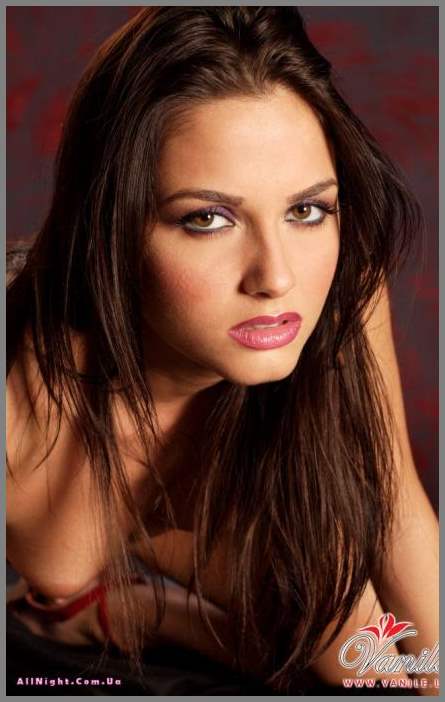 Ловко создающая интригу своим очарованием Allegra