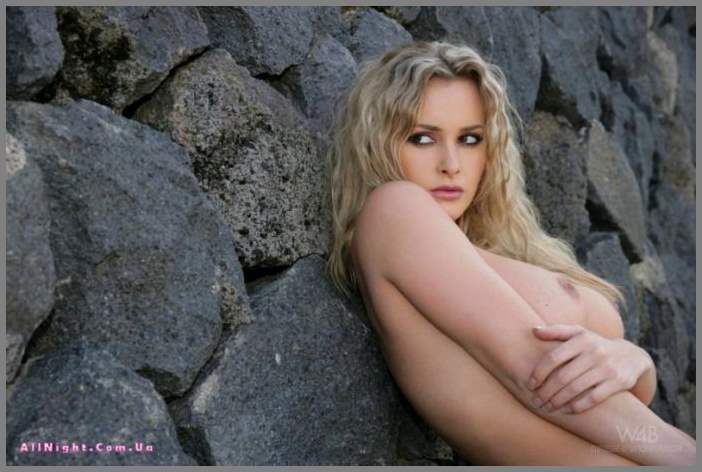 Интим Zdenka Podkapova на выложенной в горах лесенке