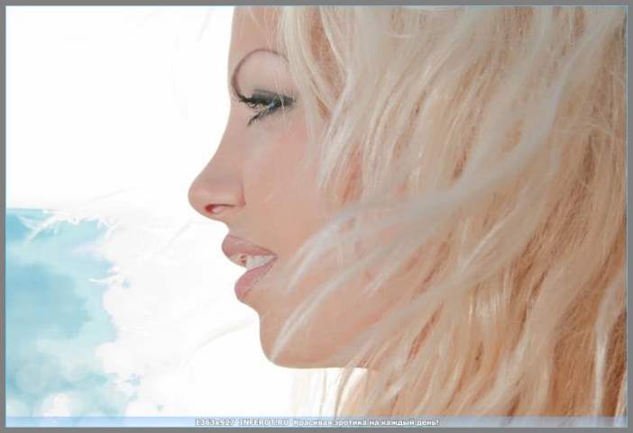 Сексуальная блондинка голая на берегу