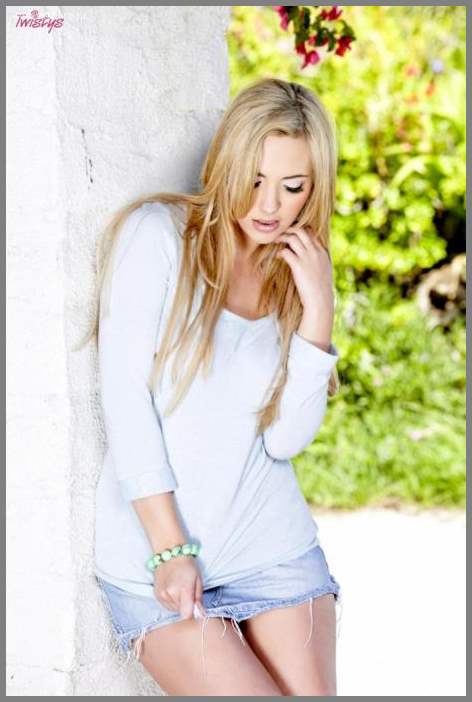 Блонди Sophia Knight разделась на стуле