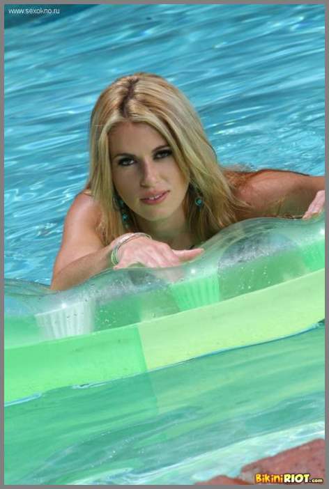 Секси модель Randy Moore в бассейне