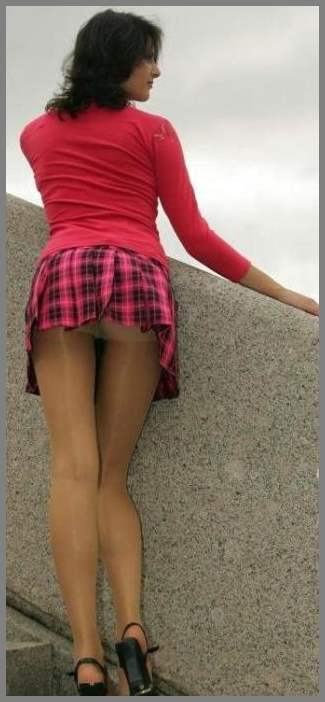 Под юбкой в чулках