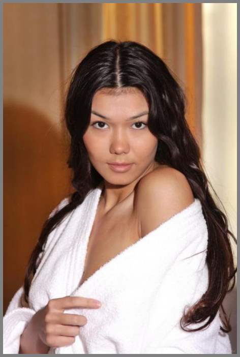 Фото ню красивой азиатки