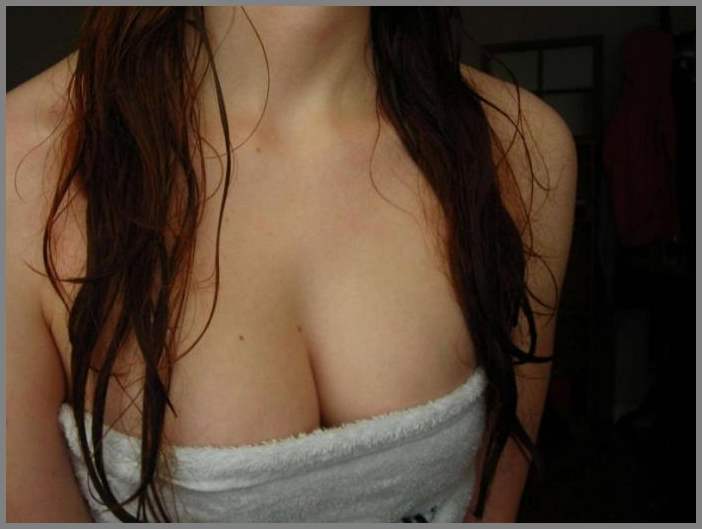 Фото НЮ - рыжая сексуальная девочка показывает свои прелести