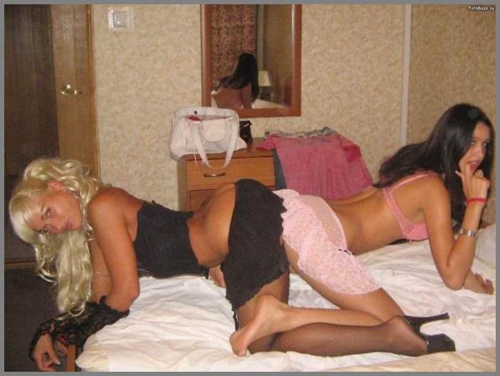 две подружки красотки. Брюнетка и блондинка