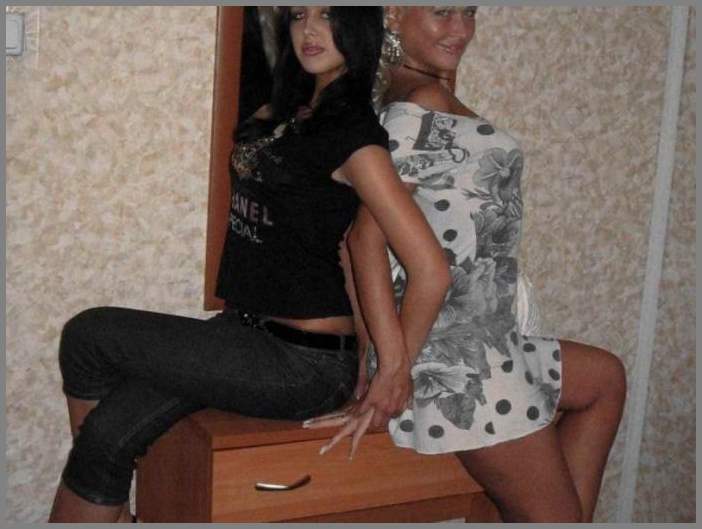 две подружки красотки. Брюнетка и блондинка