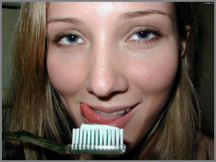 НЮ фото - девочка любит свою зубную щетку