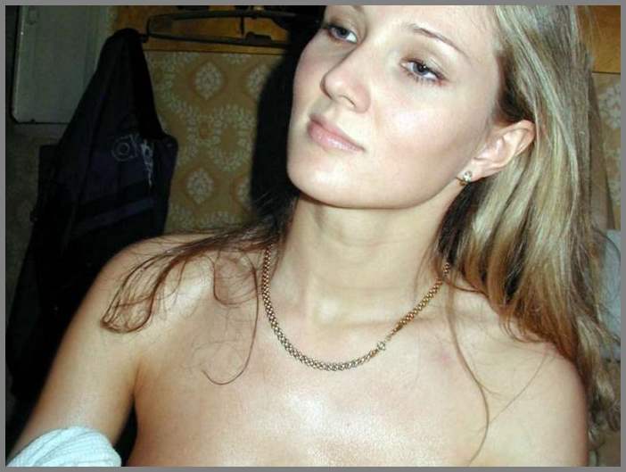 НЮ фото - девочка любит свою зубную щетку