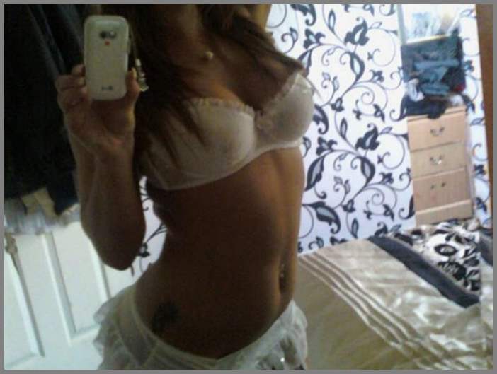 НЮ - красивая девочка дома фоткает себя на телефон