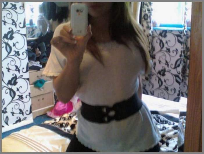 НЮ - красивая девочка дома фоткает себя на телефон