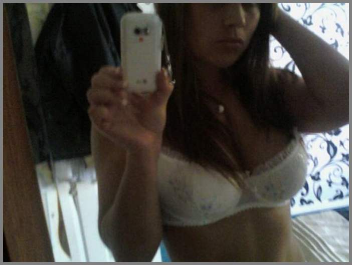 НЮ - красивая девочка дома фоткает себя на телефон