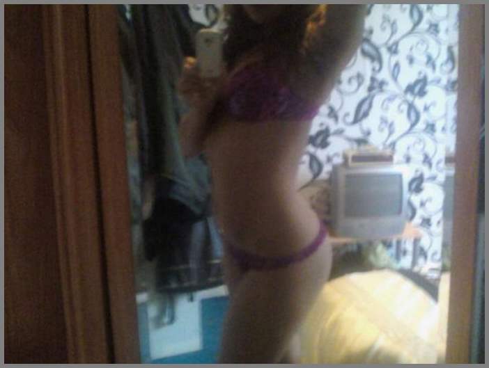 НЮ - красивая девочка дома фоткает себя на телефон