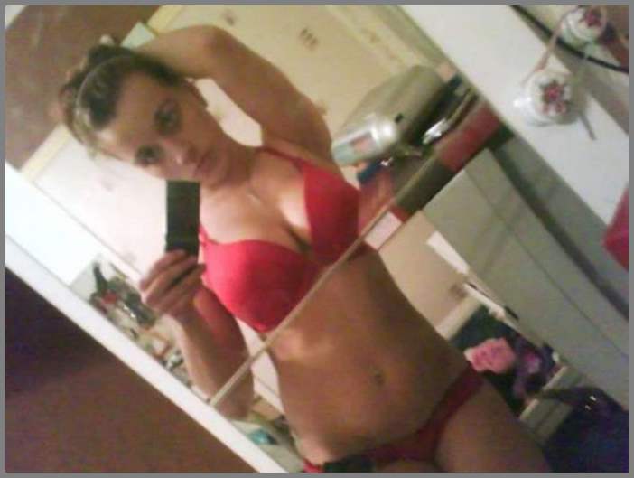 НЮ - красивая девочка дома фоткает себя на телефон