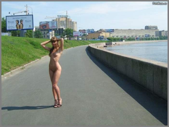 НЮ фото - прогулка раздетой днем по набережной