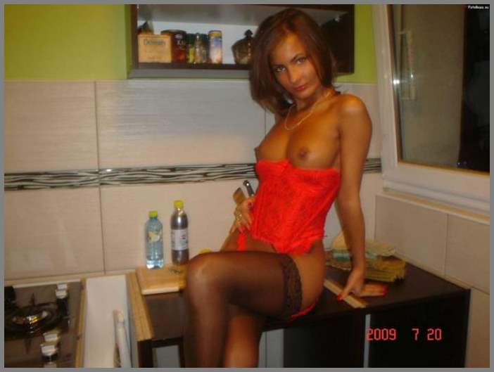 НЮ - Красивая девочка ходит голой по улице