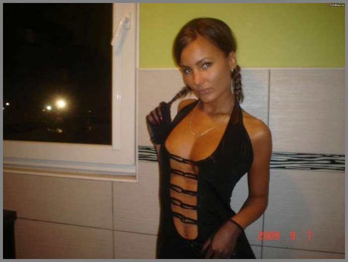 НЮ - Красивая девочка ходит голой по улице