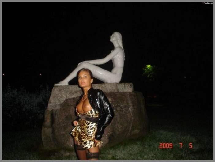 НЮ - Красивая девочка ходит голой по улице