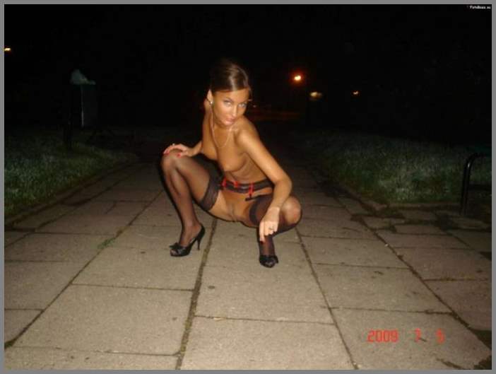 НЮ - Красивая девочка ходит голой по улице