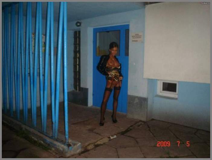 НЮ - Красивая девочка ходит голой по улице