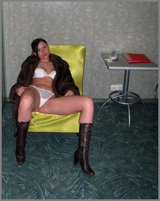 Аппетитная брюнетка с натуральными сиськам устроилась в бочке