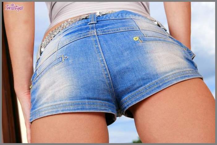 Молодая брюнетка Billy Raise показала свои маленькие сиськи в большой красивой комнате