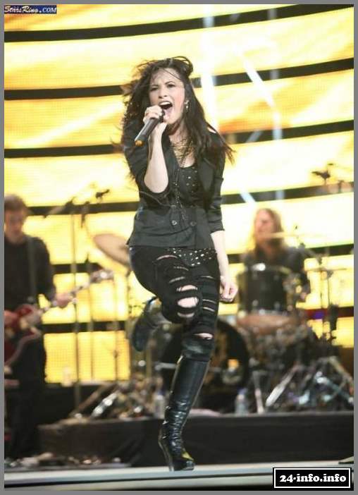 Голая звезда Деми Ловато